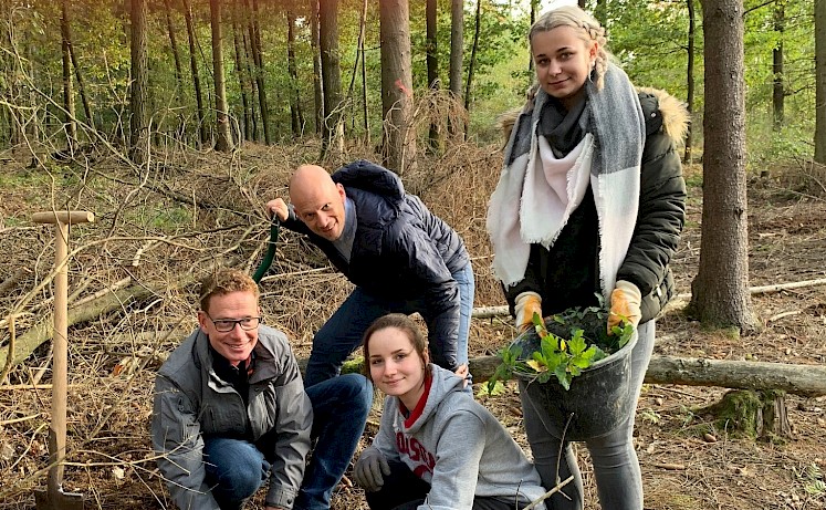 Pflanzen gemeinsam Eichen im Kirchhöfer Holz (v.l.n.r.): Schulleiter Markus Gille, stellvertretender Schulleiter Sebastian Jacob zusammen mit den Schülerinnen Jana Schönewolf und Anna Angersbach aus der Fachoberschule Wirtschaft und Verwaltung