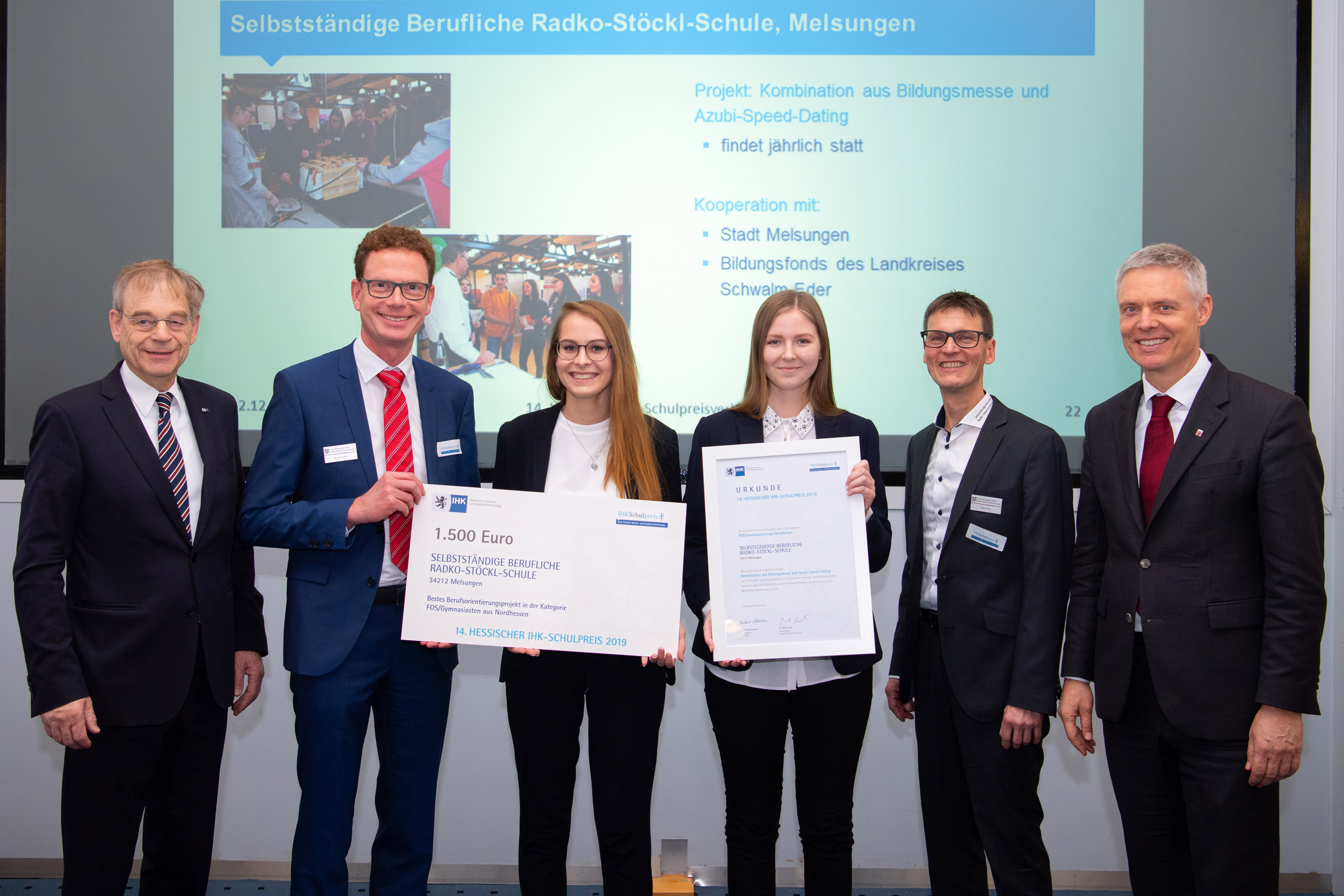 Über den IHK-Schulpreis freuen sich (v.l.): Eberhard Flammer (HIHK-Präsident), Markus Gille (Schulleiter RSS), Katharina Petersohn und Kristina Blüm (Auszubildende Elektronikerin für Geräte und Systeme), Marco Pelz (Abteilungsleiter Technik RSS) sowie Dr. Manuel Lösel (Staatssekretär HKM) – Bild: Markus Schmidt