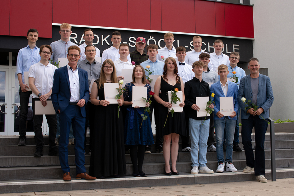 Klassenleitung 12AT Michael Breitner - FOS Technik:  Lukas Berninger, Simon Bonkowski, Elias Botte, Jan Markus Brendel,  Nils Christmann, Annete Dück, Eric Dück, Jonas Eckhardt, Jan Franke, Dennis Heinrich, Moritz Hillwig, Marlon Hofmann, Nadine Klie, Levin Elias Krüger, Alicia Marie Matthes, Lorenz Ringeling, Nikolaus Ruhl, Paul Sandrock, Noah Schatz, Niklas Stieglitz, Jan Umbach, Samuel Wegelin