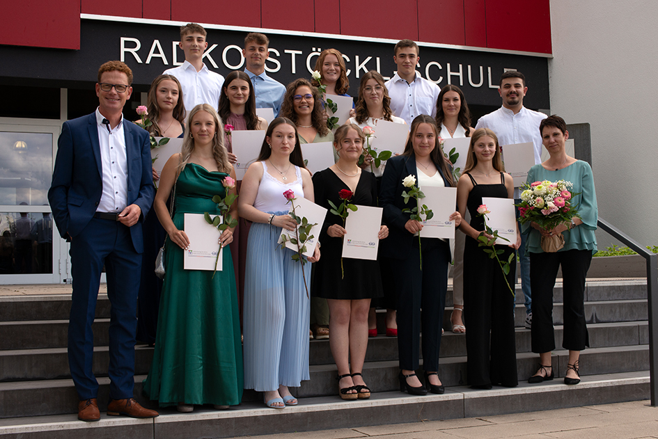 Klassenleitung 12A06-1 Esther Gunreben - FOS Wirtschaft und Verwaltung bilingual:  Alina Bachmann, Simon Gabriel Bachmann, Lennart Claus, Lukas Deichmann, Marissa Dinc,   Amelie Herb, Zoe Hübener, Kaan Mikail Inan, Hannah Kreile, Isabella Neudorf, Alexander Röse,  Anna-Lena Salzmann, Leni Scheffer, Svenja Schig, Hannah Schneider, Lilly Steffen, Tamea Zeidler