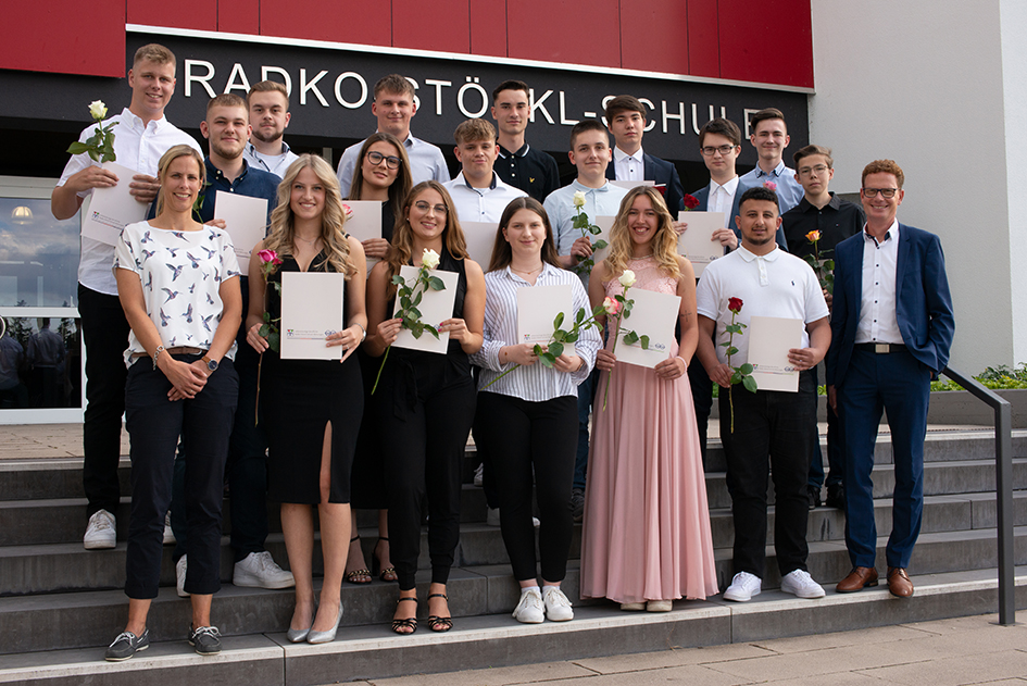 Klassenleitung 12A06-2 Sabrina Horn - FOS Wirtschaft und Verwaltung:  Luca Dominik Berg, Hannah Brandenstein, Charleen Fuchs, Ahmed Gahtan, Emily Carlotta Hofmann, Moritz Hofmann, Ela Kaya, Jannes Kirchner, Maximilian Lang, Malte Lieberum, Jan Joell Linnenkohl,  Jakob Metz, Teresa Mingrone, Hannes Reinbold, Jana Schneider, Marc Siegner, Fabian Speck,  Constantin Stange,  Henning Lothar Wagner