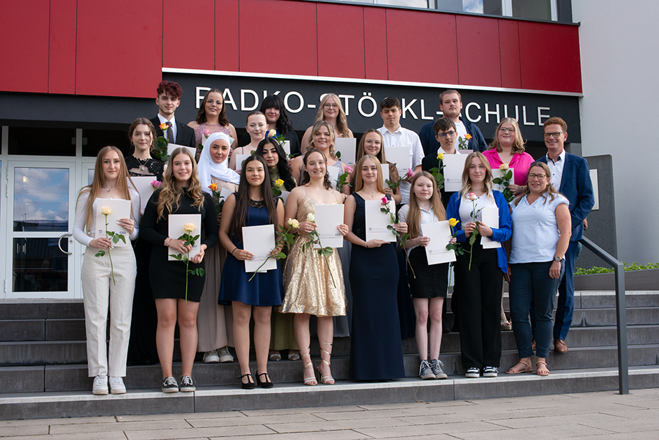 Klassenleitung 12A13 Tina Wenderoth - FOS Sozialwesen:   Joudi Al Kanje, Lorenta Alshiq, Julie Dettmann, Lena Fuchs, Inessa Getze, Elisa Heinzerling,   Nele Helten, Sina Hentrich, Tom Holzhauer, Sina Ittner, Jasmin Kalusche, Jeanne Krüger, Vanessa Madrid Montserrat, Johannes Adrian Baschar Malek, Paula Richter, Antonia Riefke,  Sebastian Schmidt, Chiara Schoenewolf, Marie Stein, Simon Verhülsdonk, Lea Werner, Annabell Wicke