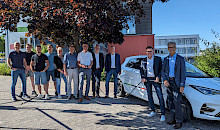 Thorsten Träger mit den Schülern Lars Volkwein, Nils Schmidt, Niklas Bernhardt zusammen mit den Vorstandmitgliedern Simone Langer, Schulleiter Markus Gille, Michael Pfeiffer, Karl Wetekam sowie dem neuen Geschäftsführer Axel Becker und dem ausscheidenden Geschäftsführer Kay-Henric Engel.