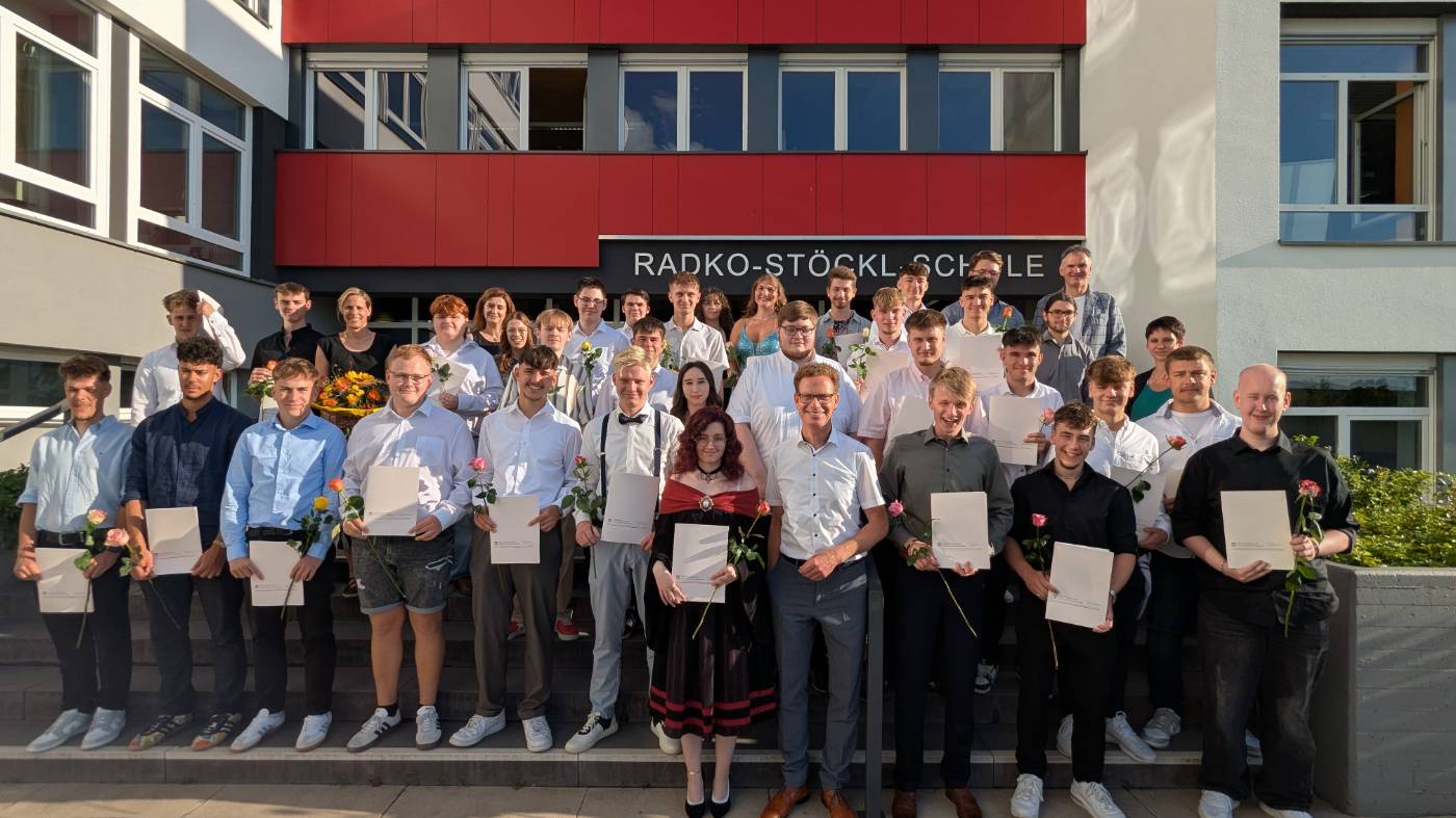 Absolventinnen und Absolventen der Fachoberschule Wirtschaft und Verwaltung (Klassenleitung Frau Horn), Fachoberschule Wirtschaft und Verwaltung bilingual (Frau Gunreben) sowie Fachoberschule schwerpunktübergreifend Metall- und Elektrotechnik (Klassenleitung Herr Breitner)