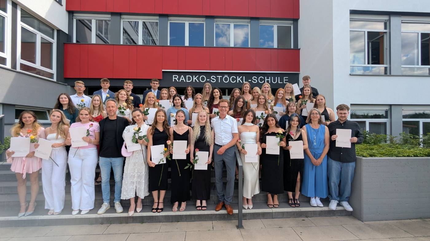 Absolventen der Fachoberschule Sozialwesen mit den beiden Klassenleitungen Simone Wolf und Christopher Blessmann sowie Schulleiter Markus Gille freuen sich über ihre Zeugnisse.