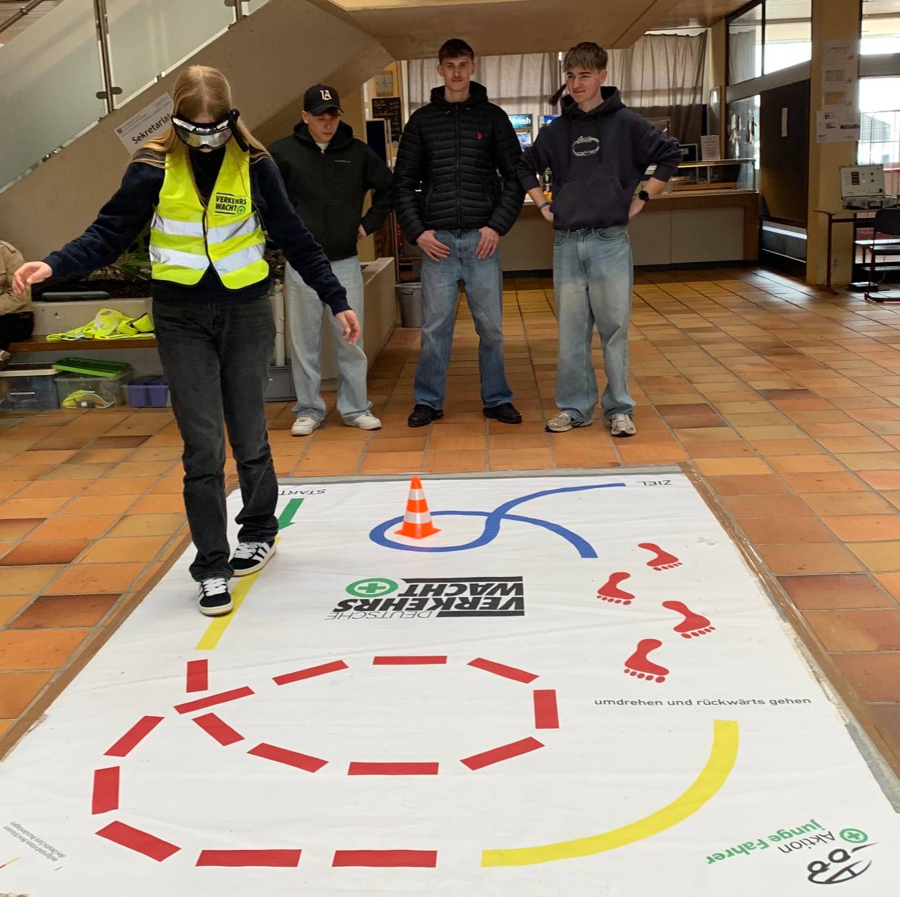 Angelina Pfeifer aus der 11A132 bei der Erprobung der Rauschbrille. Im Hintergrund die Mitschüler Fynn Brinker, Luca Knieling und Lukas Ehmer.