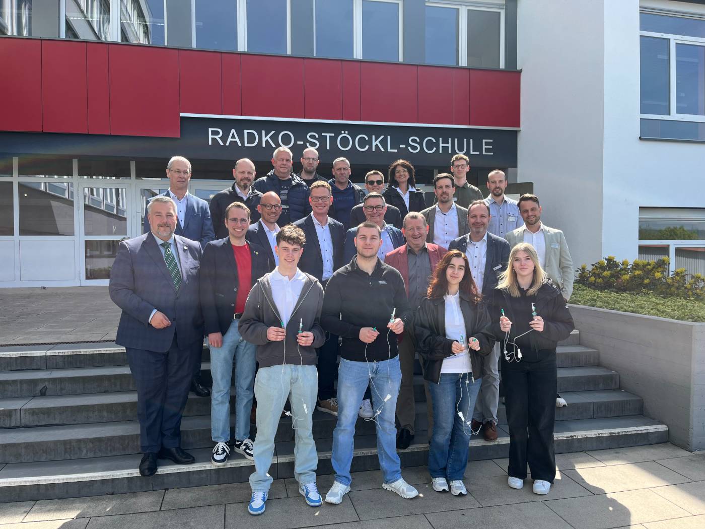 Die RSS freut sich mit den ausbildenden Betrieben und Vertretungen aus der Politik, dem Schulträger und dem Staatlichen Schulamt über die Neueinrichtung.