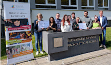 Freude über das gemeinsame Engagement: Vertreterinnen und Vertreter der Schülervertretung der Radko-Stöckl-Schule überreichten gemeinsam mit Schulsprecherin Elinur Karaduman (2.v.l.), SV-Lehrer Herrn Wollenhaupt (6.v.l.) sowie Schulleiter Markus Gille den Erlös der Spenden-Aktion an Frau Ulrike Schmiedl (7.v.l.) und Angitta Rose (9.v.l.) vom Tierheim Beuern und an Frau Beate Tohmé (1.v.l.) von der Stiftung Global-Care.