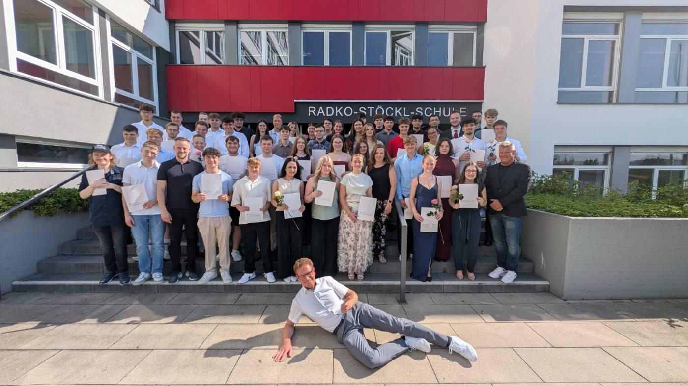 Die Absolventinnen und Absolventen der Fachoberschule Wirtschaft und Verwaltung, Wirtschaft und Verwaltung bilingual sowie Fachoberschule Technik mit den Klassenleitungen Tanja Eisenbach, Alexander Kehl, Sven Fischer und Schulleiter Markus Gille