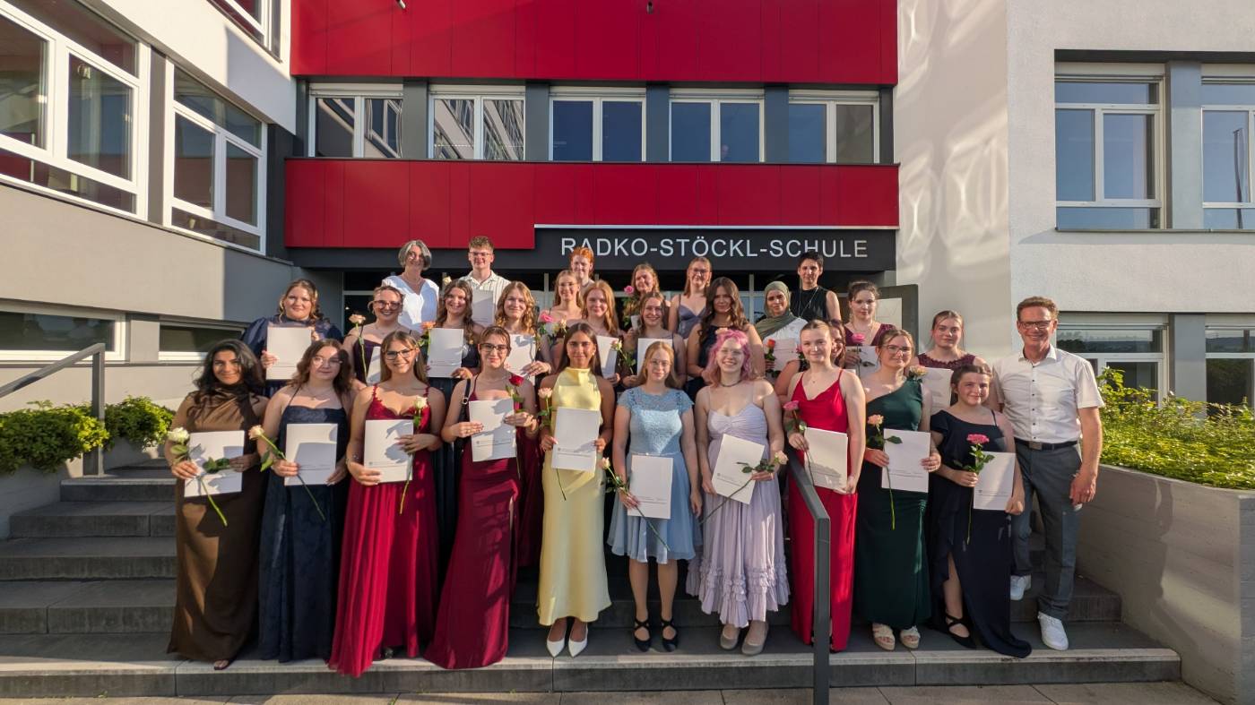 Die Absolventinnen und Absolventen der Fachoberschule Sozialwesen mit den Klassenleitungen Esther Gunreben, Nicole Cholibois und Schulleiter Markus Gille
